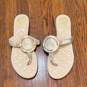 Vince Camuto Braida Thong Sandals – Gold Logo Medallion – Size 9